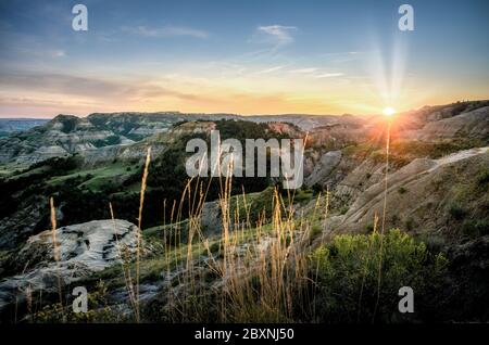 Sonnenuntergang über der Little Missouri River Gorge im Theodore Roosevelt National Park Stockfoto