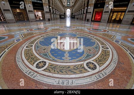 Die Leere der Galleria Vittorio Emanuele mit Geschäften, die während der Sperre durch die Covid-19 in Mailand, Italien geschlossen wurden. Stockfoto