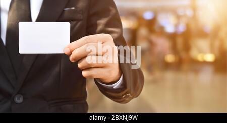 Geschäftsmann zeigt ein leeres Blatt Papier. Alle Visitenkarten Design-Ideen. Stockfoto
