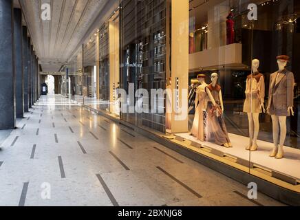 Modegeschäfte in der Vittorio Emanuele Straße, während der Sperre wegen des Coronavirus, in Mailand, Italien geschlossen. Stockfoto