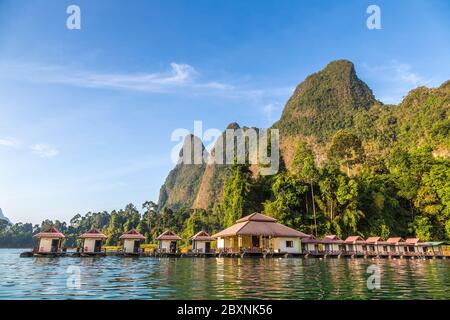 Traditionelle Thai Bungalows am Cheow Lan See, Ratchaprapha Dam, Khao Sok Nationalpark in Thailand an einem Sommertag Stockfoto