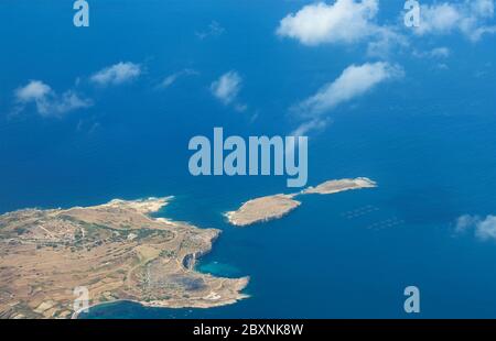 Maltesische Landschaft. Panoramablick auf Malta und St. Pauls Insel in Malta aus dem Flugzeug. Malta Insel mit dem blauen klaren Himmel Hintergrund.Malta Blick Stockfoto