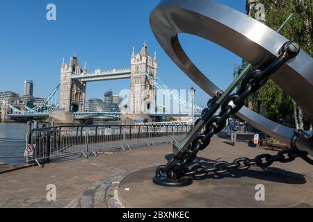 Die Uhr-Sonnenuhr-Skulptur am nördlichen Ufer der Themse mit Blick auf die Tower Bridge im Hintergrund. Stockfoto