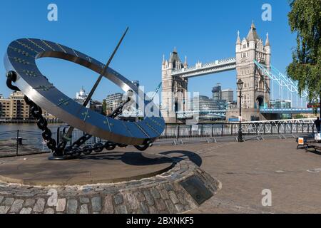 Die Uhr-Sonnenuhr-Skulptur am nördlichen Ufer der Themse mit Blick auf die Tower Bridge im Hintergrund. Stockfoto