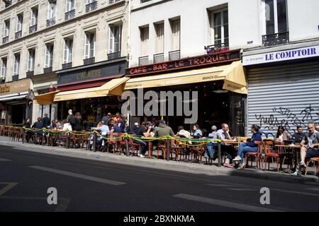 Pariser genießen einen samstagnachmittäglichen Drink auf einer sonnigen Terrasse, die nach der 19. Covid-Sperrzeit geöffnet ist - Café Bar Le Troquet, Rue de Clignancourt, 75018 Paris, Frankreich Stockfoto