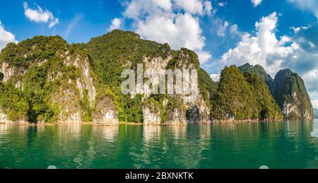 Panorama der schönen Natur am Cheow Lan See, Ratchaprapha Dam, Khao Sok Nationalpark in Thailand an einem Sommertag Stockfoto