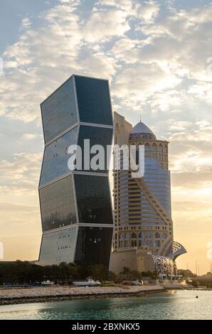 Zig Zag Towers: Auch bekannt als die West Bay Lagoon Plaza Twin Towers, oder die Tanztürme, sind die höchsten und größten Wohn Zick-Zag Twin Tower. Stockfoto