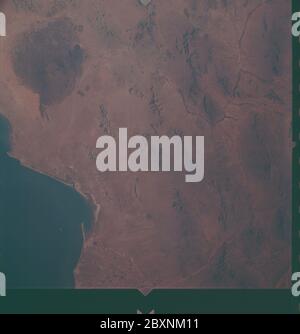 AS06-02-1438 - Apollo 6 - Apollo 6 Mission Bild - Mexiko und Arizona; Umfang und Inhalt: Die Originaldatenbank beschreibt dies als: Beschreibung: Bilder, die während der Apollo 6 Mission aufgenommen wurden. Blick ist von Mexiko und Arizona - Golf von Kalifornien, Bahia de Aduar, Bahia San Jorge, Pinacates vulkanischen Feld, Rio Sonoyta, Organ Pipe Cactus National Monument. Filmtyp war SO-121 Ektachrome, hochauflösendes Aerial 70mm Farbe, 7 6mm Objektiv. Breitengrad war 31.31 N durch 112.51 W. Höhenmeilen waren 136. Die Cloud-Abdeckung betrug 0 %. Die Überschneidung betrug mindestens 50 %. Themenbegriffe: Apollo 6 Flug, Erdbeobachtungen (Aus Dem All Stockfoto