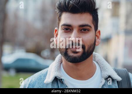 Stilvoll gekleideter indischer Bärtiger geht die Straße hinunter. Stockfoto