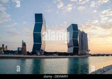 Zig Zag Towers: Auch bekannt als die West Bay Lagoon Plaza Twin Towers, oder die Tanztürme, sind die höchsten und größten Wohn Zick-Zag Twin Tower Stockfoto