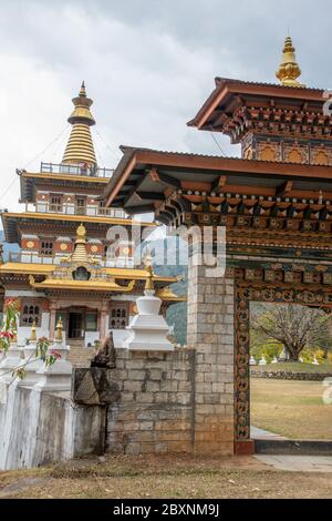 Bhutan, Punakha Bezirk, Yepaisa Dorf. Khamsum Yulley Namgyal Chöten aka Nyizergang Chöten und Punakha Zangdopelri. Verzierte Außenfassade. Stockfoto