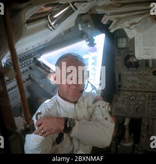 AS11-36-5390 - Apollo 11 - Apollo 11 Missionsbild - Astronaut Edwin E. Aldrin im Mondlandemodul; Umfang und Inhalt: Die Originaldatenbank beschreibt dies als: Beschreibung: Astronaut Edwin E. Aldrin Jr., Mondlandespilot, im Inneren des Mondlandemoduls (LM) während der Kasse und Inspektion nach der Luke-Öffnung. Aufnahme während der Translunierphase der Apollo 11 Mission von Astronaut Neil A. Armstrong, Kommandant der Apollo 11 Mission. Original Filmmagazin wurde mit N beschriftet; Filmtyp: S0-368 Farbe; 80mm Objektiv. Fachbegriffe: Apollo 11 Flug, Raumschiff Kabinen, Astronauten, Mondlandefähre Stockfoto