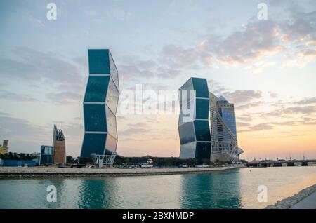 Zig Zag Towers: Auch bekannt als die West Bay Lagoon Plaza Twin Towers, oder die Tanztürme, sind die höchsten und größten Wohn Zick-Zag Twin Tower Stockfoto