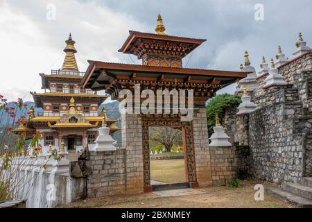 Bhutan, Punakha Bezirk, Yepaisa Dorf. Khamsum Yulley Namgyal Chöten aka Nyizergang Chöten und Punakha Zangdopelri. Verzierte Außenfassade. Stockfoto