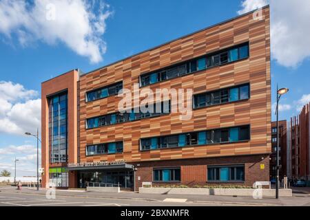 Außenansicht des Swindon NHS Health Centre. Swindon NHS Health Centre, Swindon, Großbritannien. Architekt: Roberts Limbrick Ltd, 2017. Stockfoto