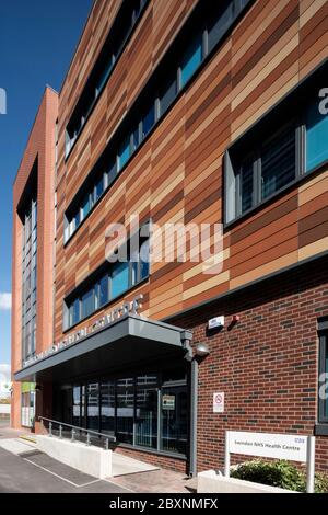 Außenansicht des Eingangs zum Swindon NHS Health Center. Swindon NHS Health Centre, Swindon, Großbritannien. Architekt: Roberts Limbrick Ltd, 2017. Stockfoto