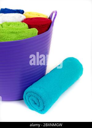 Farbige Handtücher vor einem weißen Hintergrund isoliert Stockfoto