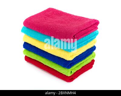 Farbige Handtücher vor einem weißen Hintergrund isoliert Stockfoto