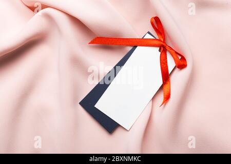 Kleidung Tag, Etikett leer Mockup auf einer Kleidung, um Ihr Design zu platzieren. Mode, Menschen und Shopping-Konzept - schließen Preisschild von Kleidungsstück Stockfoto