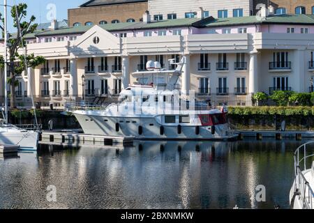 Exklusive Wohnungen und Luxus-Ausflugsboot in St. Katherine Dock Marina. London. Stockfoto