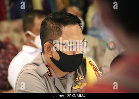 Polizisten tragen Masken im Raum Stockfoto