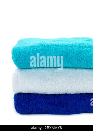 Einen Stapel Handtücher im Bad auf dem weißen Hintergrund isoliert Stockfoto