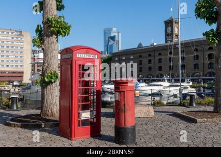 St. Katherine Dock Marina mit rotem Telefon und Briefkasten im Vordergrund. Stockfoto