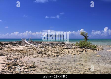 ELEUTHERA, BAHAMAS - 9. FEBRUAR 2014 : Blick von Eleuthera Küste auf Crown Princess Schiff vor dem Meer verankert Stockfoto