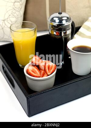Ein Frühstückstablett mit frischem Kaffee Stockfoto