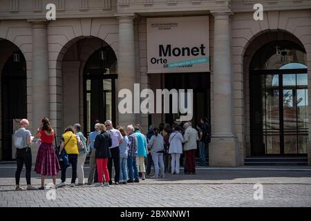 Potsdam, Deutschland. Juni 2020. Dicht beieinander warten die Menschen in einer Schlange vor dem Barberini Museum, wo bis zum 19. Juli 2020 die Ausstellung "Monet.Orte" zu sehen ist. Im Kampf gegen die Pandemie Corona können die Bundesländer über die schrittweise Öffnung des öffentlichen Lebens weitgehend in eigener Verantwortung entscheiden. Kredit: Paul Zinken/dpa/Alamy Live News Stockfoto