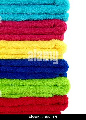 Farbige Handtücher vor einem weißen Hintergrund isoliert Stockfoto