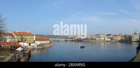 Panoramablick auf die Moldau in Richtung Manes-Brücke, Prag, Tschechische Republik. Stockfoto