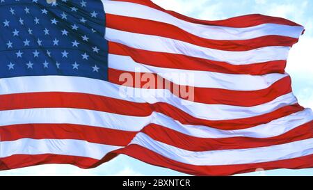 US-Flagge - amerikanische Flagge winkt im Wind Stockfoto