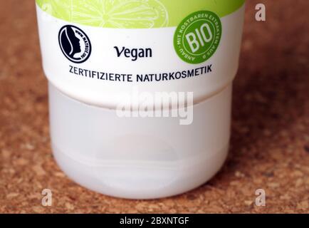 Berlin, Deutschland. Mai 2020. Die Indikationen 'Vegan', 'Organic' und 'Certified Natural Cosmetics' sind auf einer kosmetischen Röhre geschrieben. Quelle: Soeren stache/dpa-Zentralbild/ZB/dpa/Alamy Live News Stockfoto