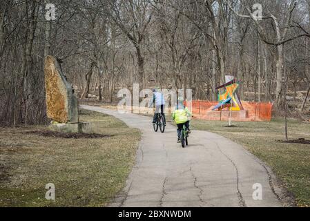 Schaumburg, Illinois USA - 28. März 2018 - The Chicago Athenaeum, International Sculpture Park, zwei Jungen auf Rädern (nur für redaktionelle Verwendung) Stockfoto