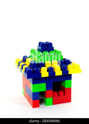 Ein Spielzeughaus aus Bausteinen, isoliert auf weißem Hintergrund Stockfoto