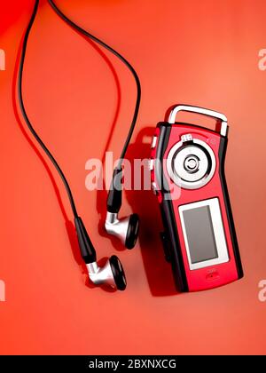 Ein MP3-Player, der vor einem roten Hintergrund isoliert ist Stockfoto