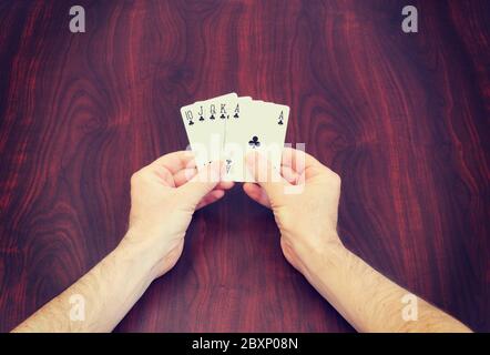 Hände halten Royal Flush von Schlägern Stockfoto