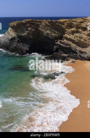 Portugal, Alentejo, Sines. Schöner, menschenleerer, unberührter Strand im malerischen Dorf Porto Covo an der Atlantikküste Portugals. Stockfoto