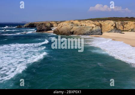 Portugal, Alentejo, Sines. Schöner, menschenleerer, unberührter Strand im malerischen Dorf Porto Covo an der Atlantikküste Portugals. Stockfoto