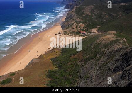 Portugal, Vila do Bispo, Praia da Cordoama. Der Atlantik, der sich an einem unberührten goldenen Sandstrand an der portugiesischen Westküste befindet. Stockfoto