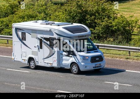 2017 weißer Ford Chausson 610; Touring Caravans und Reisemobile, Wohnmobil, Wohnmobil, Familienurlaub, Caravaneturlaub, Caravanurlaub, Leben auf der Straße, Stockfoto