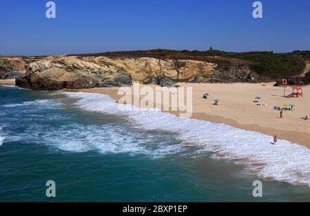 Portugal, Alentejo, Sines. Schöner, unberührter Strand im malerischen Dorf Porto Covo an Portugals Atlantikküste. Stockfoto