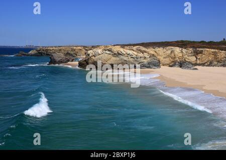 Portugal, Alentejo, Sines. Schöner, menschenleerer, unberührter Strand im malerischen Dorf Porto Covo an der Atlantikküste Portugals. Stockfoto