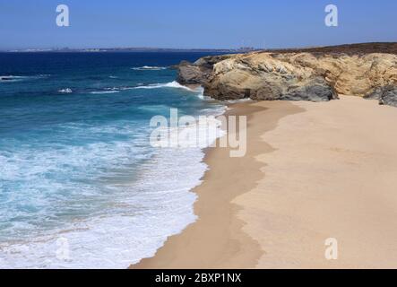 Portugal, Alentejo, Sines. Schöner, menschenleerer, unberührter Strand im malerischen Dorf Porto Covo an der Atlantikküste Portugals. Stockfoto