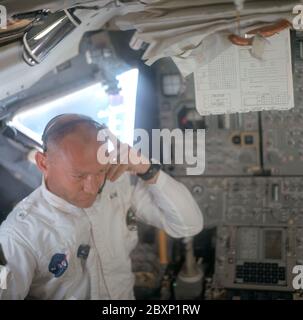 AS11-36-5391 - Apollo 11 - Apollo 11 Missionsbild - Astronaut Edwin E. Aldrin im Mondlandemodul; Umfang und Inhalt: Die Originaldatenbank beschreibt dies als: Beschreibung: Astronaut Edwin E. Aldrin Jr., Pilot des Lunar Module, passt sein Kommunikationskopfhörer während der Kasse und Inspektion nach der Luke an, während er im Inneren des Lunar Module (LM) arbeitet. Aufnahme während der Translunierphase der Apollo 11 Mission von Astronaut Neil A. Armstrong, Kommandant der Apollo 11 Mission. Original Filmmagazin wurde mit N beschriftet; Filmtyp: S0-368 Farbe; 80mm Objektiv. Betreff: Apollo 11 Flug, Spacecr Stockfoto