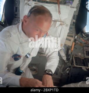 AS11-36-5396 - Apollo 11 - Apollo 11 Missionsbild - Astronaut Edwin E. Aldrin im Mondlandemodul; Umfang und Inhalt: Die Originaldatenbank beschreibt dies als: Beschreibung: Astronaut Edwin E. Aldrin Jr.,Mondlandespilot,arbeitet im Inneren des Mondlandemoduls (LM) während der Kasse und Inspektion nach der Luke-Öffnung. Aufnahme während der Translunierphase der Apollo 11 Mission von Astronaut Neil A. Armstrong, Kommandant der Apollo 11 Mission. Original Filmmagazin wurde mit N beschriftet; Filmtyp: S0-368 Farbe; 80mm Objektiv. Fachbegriffe: Apollo 11 Flug, Raumschiff Kabinen, Astronauten, Mondmodul C Stockfoto