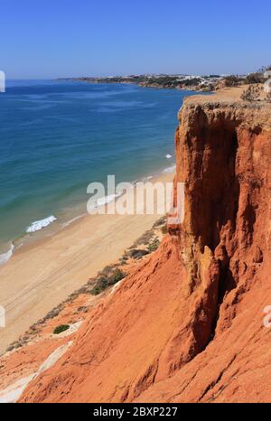 Portugal, Algarve, Albufeira, Olhos D'Agua Beach an der Atlantikküste. Wunderschöne Sandsteinklippen und unberührte einsame goldene Sandstrand. Stockfoto