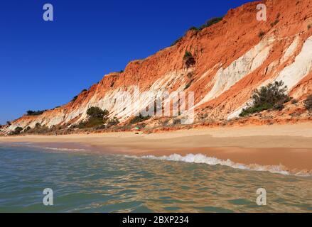 Portugal, Algarve, Albufeira, Olhos D'Agua Beach an der Atlantikküste. Wunderschöne Sandsteinklippen und unberührte einsame goldene Sandstrand. Stockfoto