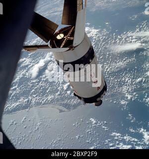 AS07-03-1545 - Apollo 7 - Apollo 7 Mission, Saturn IVB während der Andockmanöver; Umfang und Inhalt: Die Originaldatenbank beschreibt dies wie folgt: Beschreibung: Die aufgelaufene Saturn IVB-Etappe, wie sie von der Apollo 7 Raumsonde während Transposition und Andocken Manöver in einer ungefähren Höhe von 125 Seemeilen fotografiert wurde, verging am Boden eine Zeit von drei Stunden und 16 Minuten (Beginn der dritten Revolution). Dieser Blick ist über den Atlantik vor der Küste von Cape Kennedy, Florida. Die Küste Floridas von Flangler Beach südwärts bis Vero Beach ist sichtbar. Ein Großteil der Halbinsel Florida kann es sein Stockfoto
